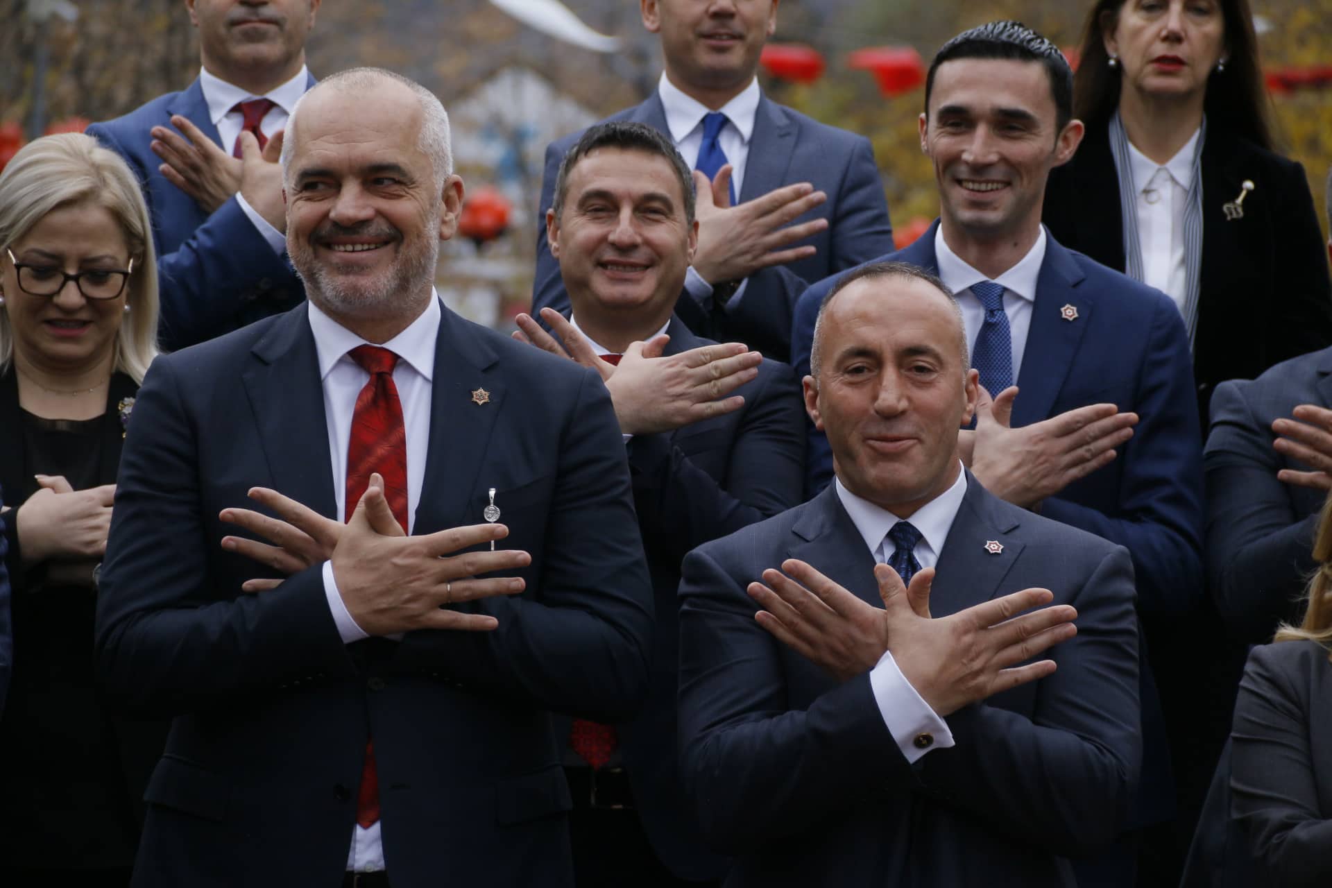 Vuçiq: Shqiponjat e politikanëve shqiptar duken si pula
