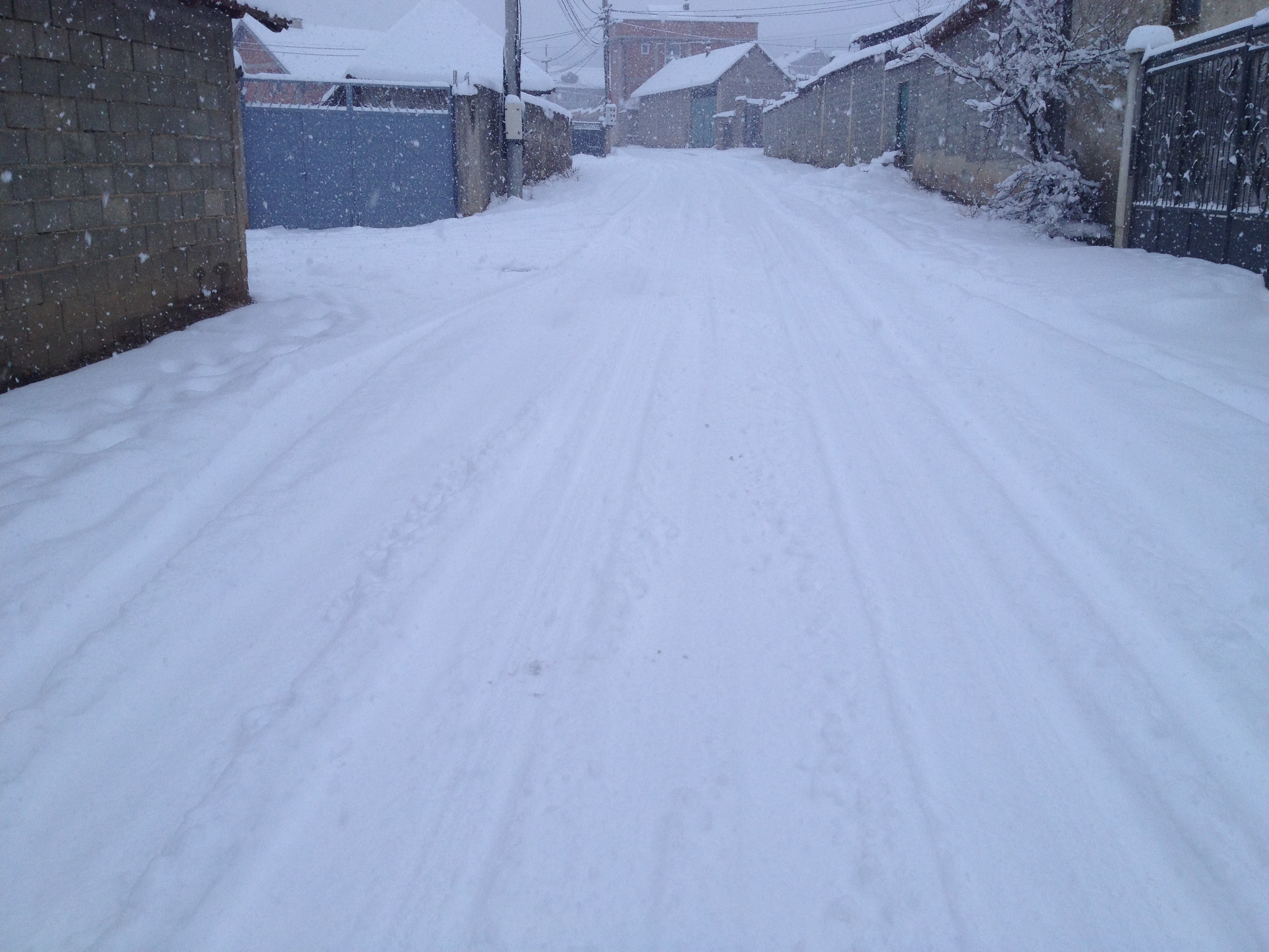 Rruga e fshatit Tërrnje e pa kalueshme nga bora