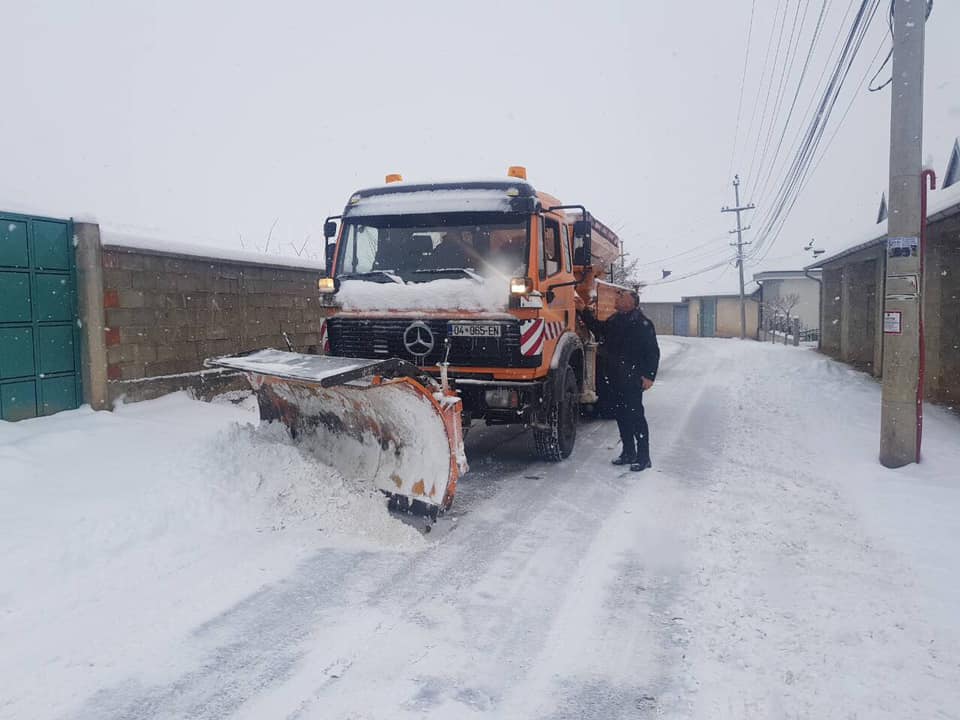 Edhe pse reshjet e borës nuk po ndalen, komuna në teren!