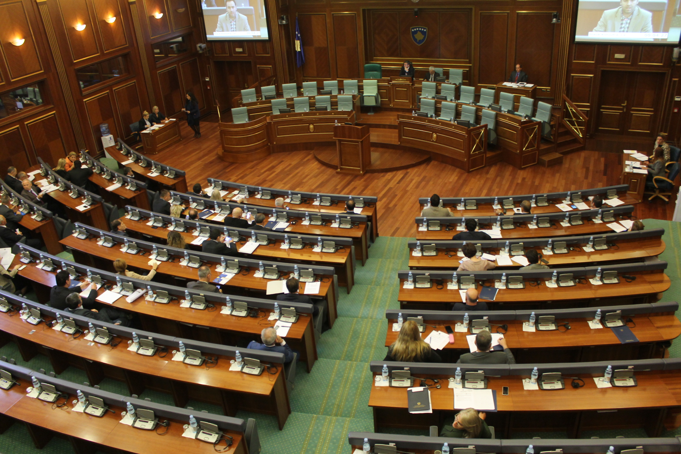Sot, në Kuvend u miratua ligji për Zyrtarët Publik