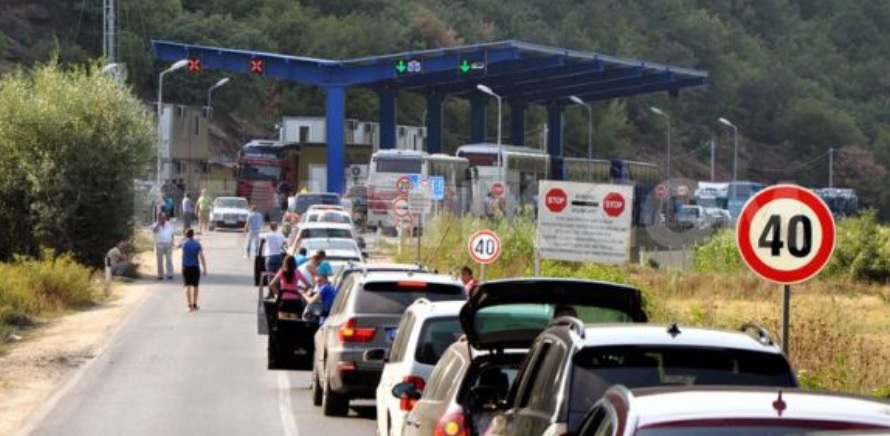 Deri në 2 orë pritjet në Merdar për të hyrë në Kosovë