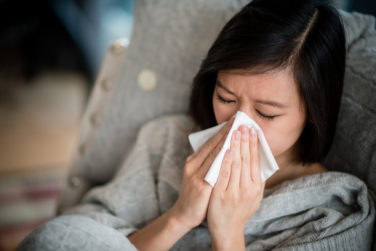 Solucionet me kripë, hudhra – këshilla praktike për qetësimin e simptomave të gripit
