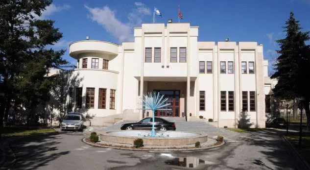 Dy zyrtarëve ligjorë në Prizren iu zëvendësohet paraburgimi me arrest shtëpiak