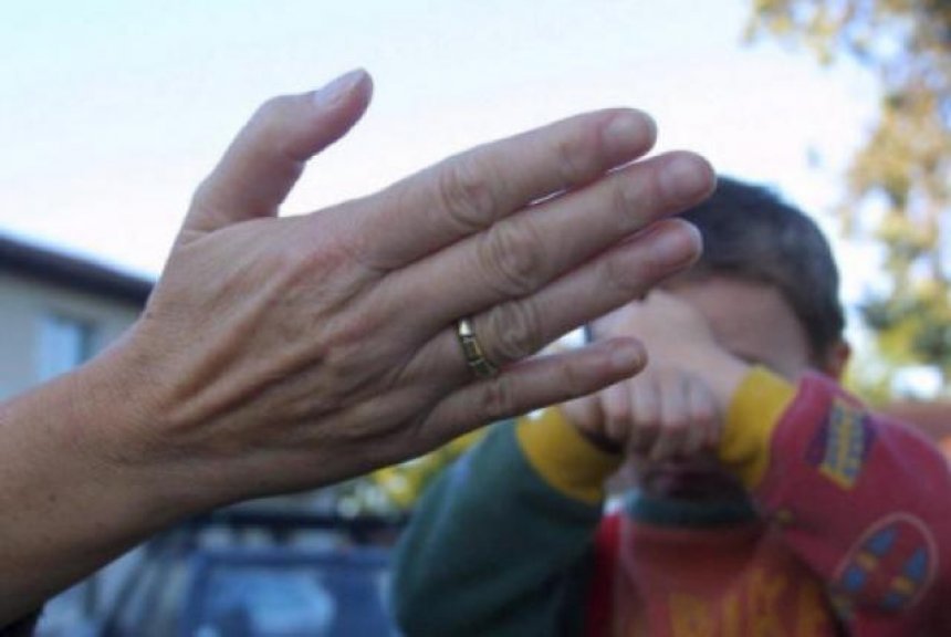 Rrahu djalin e saj 13 vjeçar, arrestohet një grua në Prizren