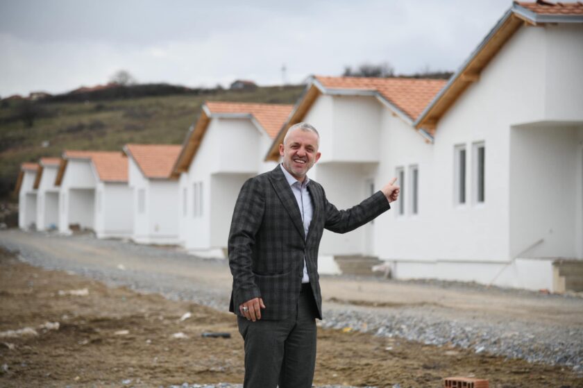 Halil Kastrati bashkë me bamirësit ndërtojnë 21 shtëpi në një vend për nevojtarët