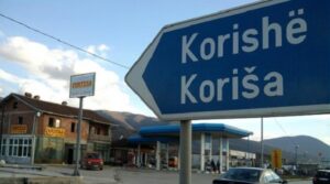 Vetura godet një motoçikletë në Korishë, lëndohet një person