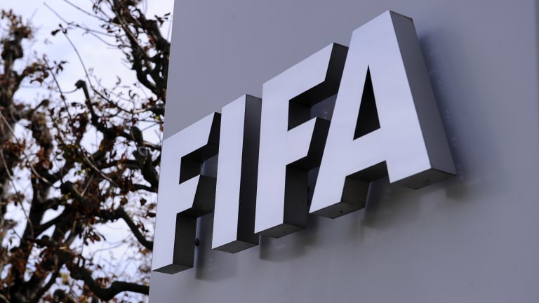 FIFA flet rreth futjes së kartonit të kaltër në futboll