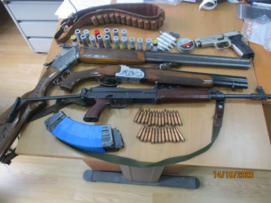 Konfiskohet arsenal armësh në Suharekë, një person përfundon në pranga