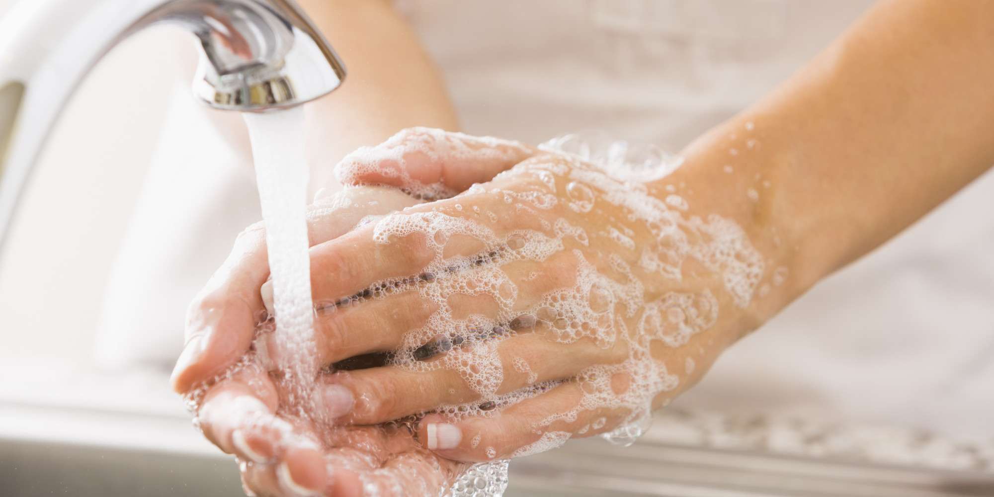 5 shërimet më të mira natyrale kundër tharjes së duarve