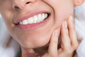 Kërcitja e dhëmbëve, shkaqet e rrezikshme dhe zgjidhjet natyrale që mund t’i provoni