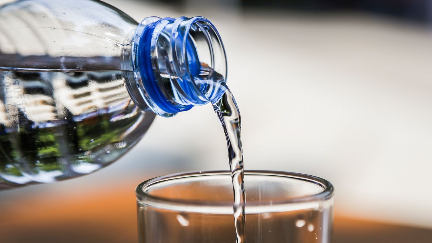 Si të kuptoni kur trupi ka nevojë për ujë – Simptomat dhe zgjidhjet për t’u hidratuar