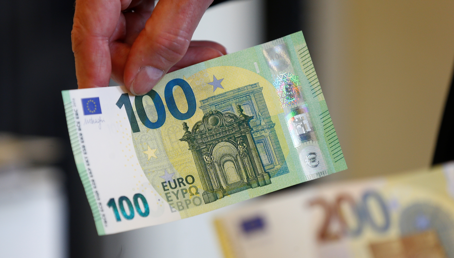 Suharekë, deponoi në bankë 100 euro false, policia nis hetimet