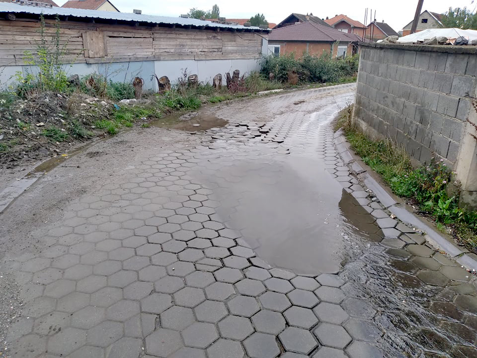 LVV-Suharekë: Përderisa premtohen projekte multi-milionëshe, qytetarët kanë probleme elementare me rrugët lokale