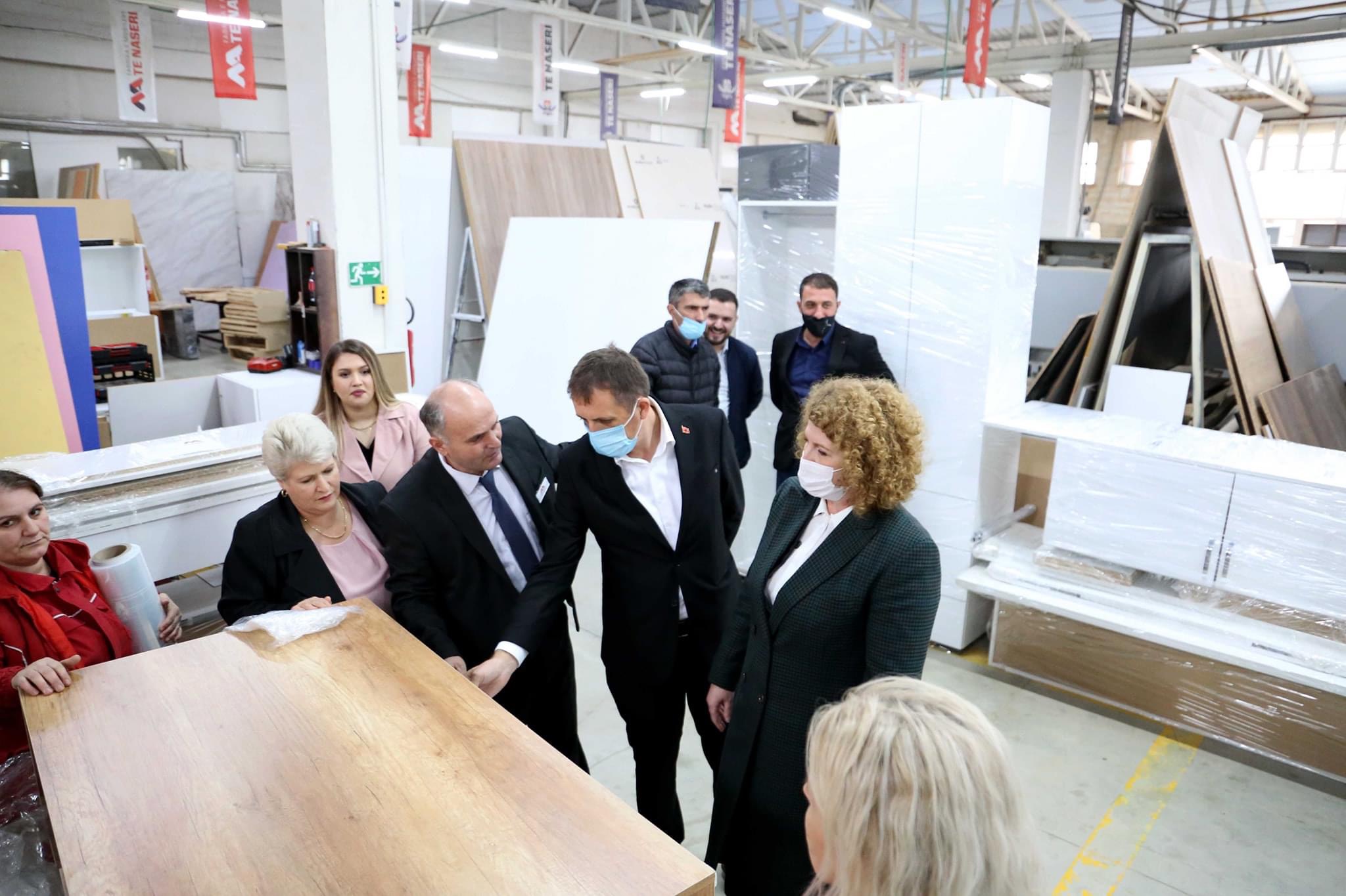 Zyba dhe ministrja Hajdari vizitojnë Fabrikën e Mobileve “Te Naseri”, premtojnë mbështetje në krijimin e vendeve të reja të punës