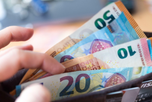 Rafuna: Çmimet do të stabilizohen, pagat e sektorit privat janë ngritur