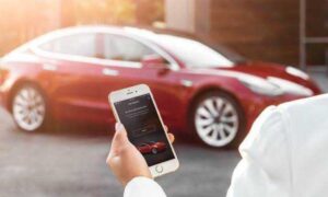 Një problem në aplikacionin Tesla lë drejtuesit jashtë makinave