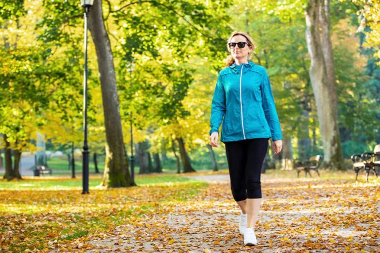 Koha më e përshtatshme për të ecur kundër mbipeshës