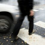 Godet me veturë një femër në Korishë dhe ikë nga vendi i ngjarjes