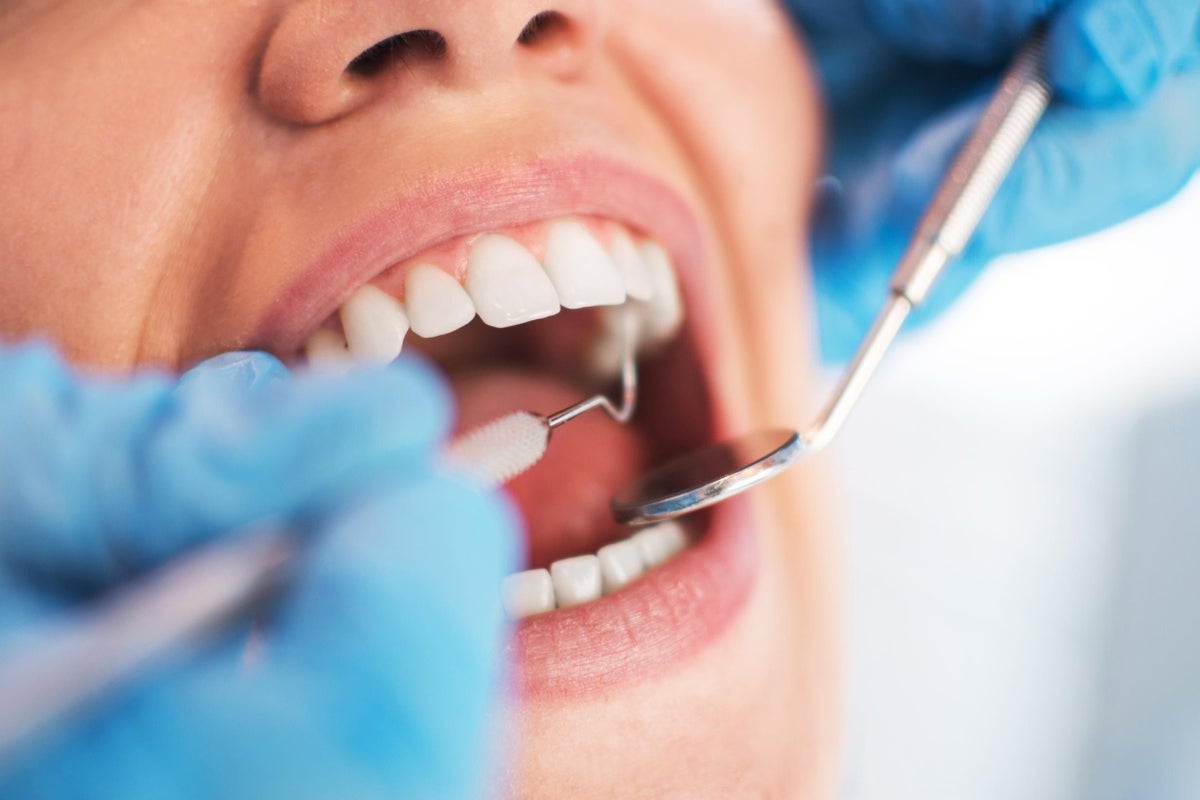 Pse shëndeti i dhëmbëve përkeqësohet me kalimin e moshës