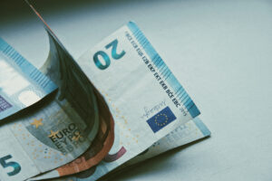 Insistohet që paga minimale të jetë 400€: “Qeveria e rriti jashtëligjshëm në 250€”