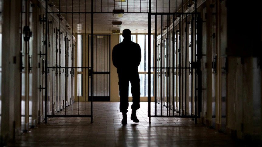 U ekstradua nga SHBA në Kosovë për vrasje, kërkohet paraburgim për të dyshuarin