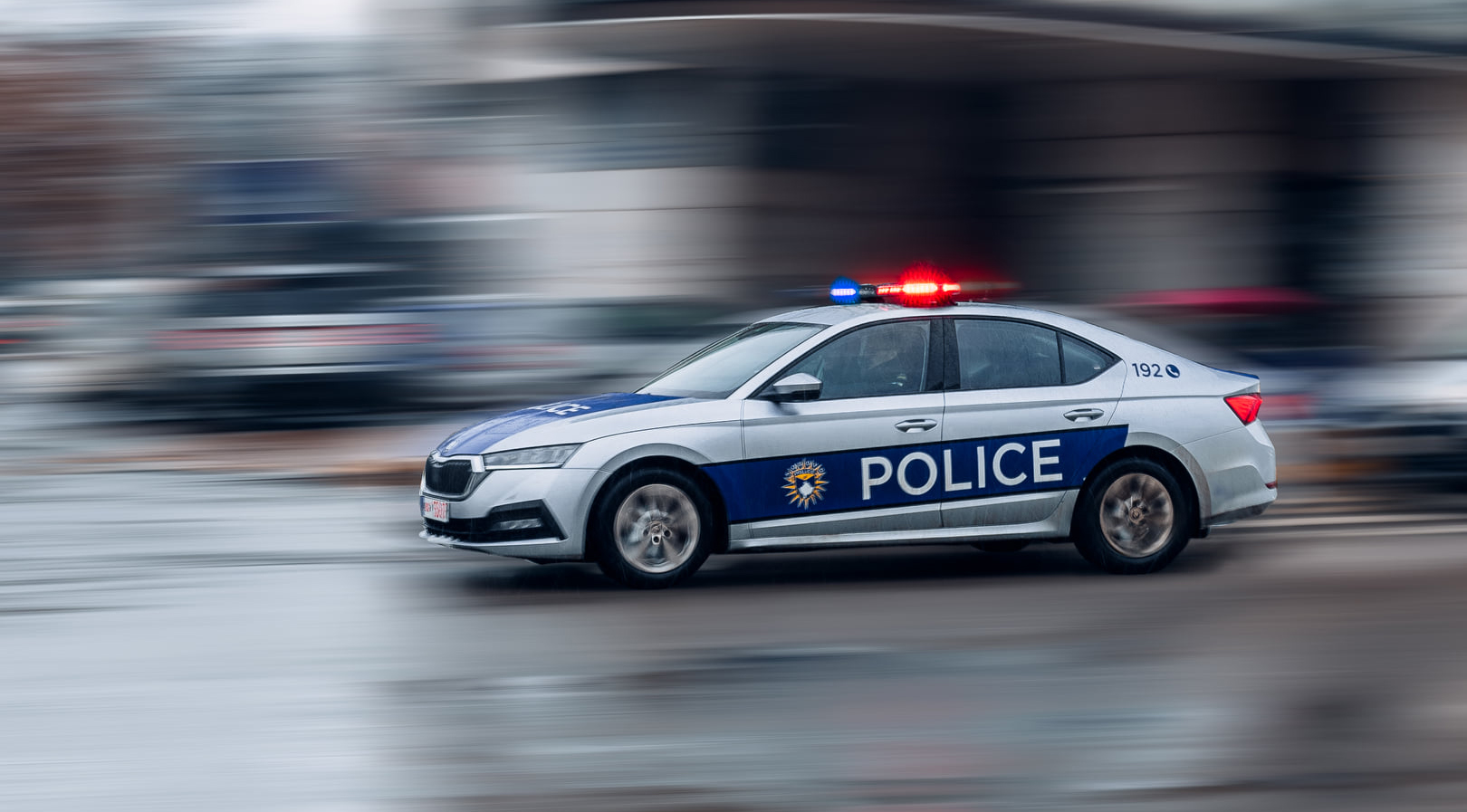 Policia konfiskon 40 iPhone në një veturë me targa të Serbisë