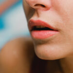 Problemet shëndetësore që sinjalizon pulsimi i buzëve