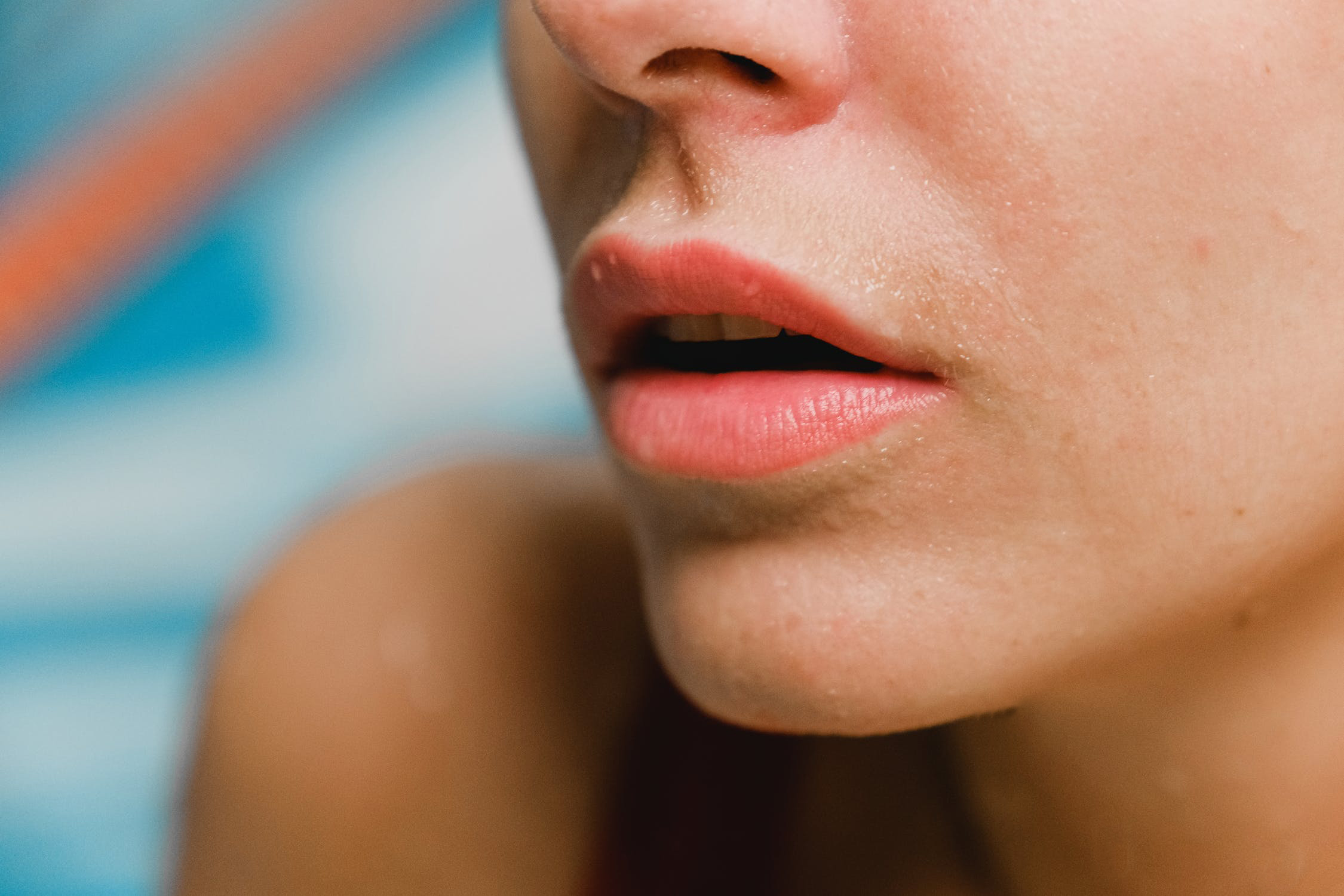 Problemet shëndetësore që sinjalizon pulsimi i buzëve