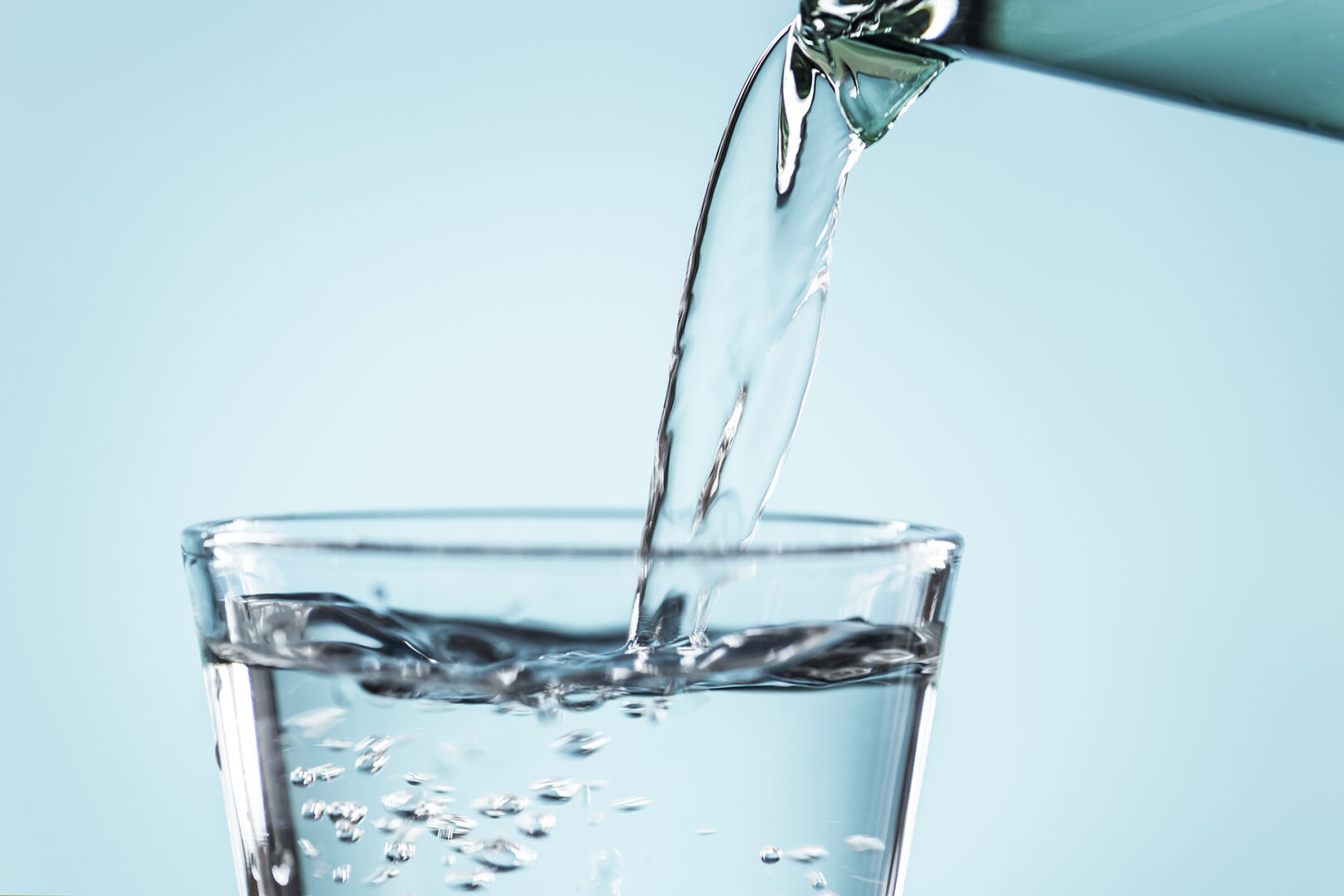 Përftimet shëndetësore nga konsumi i ujit menjëherë pas zgjimit në mëngjes