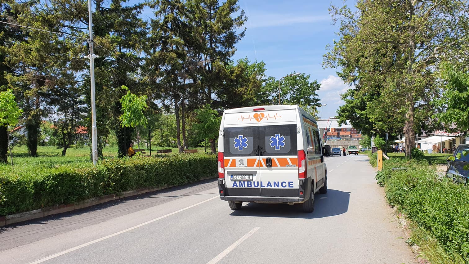 Aksident në Prizren – Vetura godet shtyllen elektrike, drejtuesi i automjetit dërgohet në spital