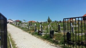 Prizren, përdhosi varrin e një gruaje për ta varrosur një tjetër në këmbim të 150€ – ngritët aktakuzë ndaj tij