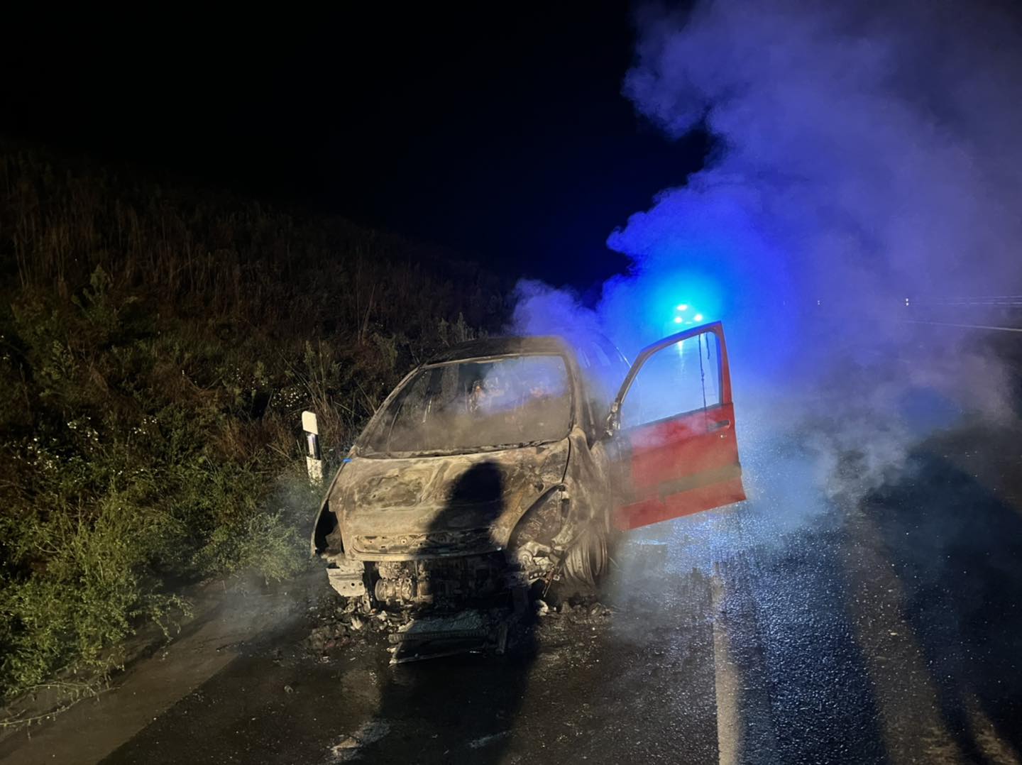 Përfshihet nga zjarri një veturë në autostradë  Suharekë – Prizren