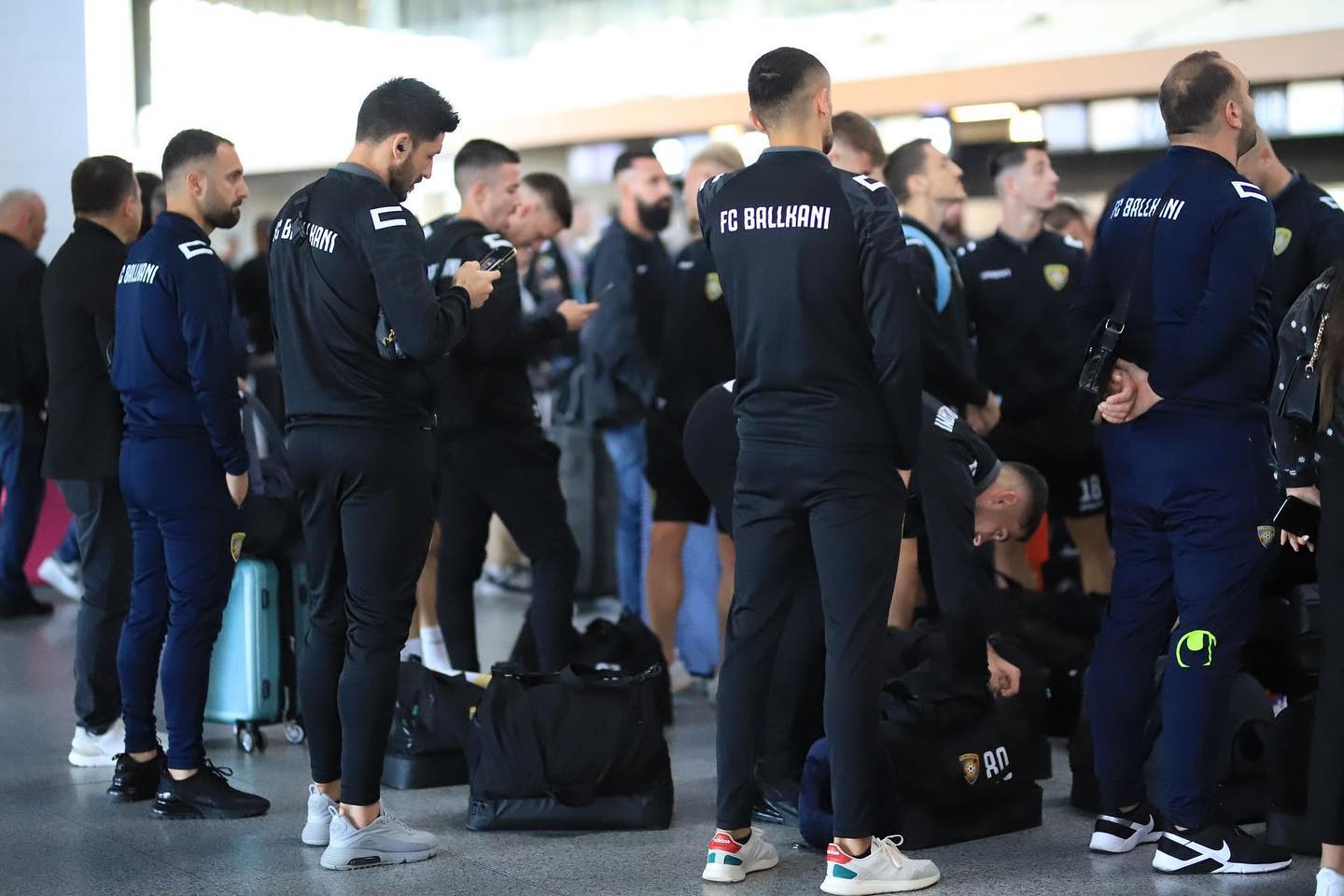Pas problemit të shfaqur në aeroplan, FC Ballkani arrin në Prishtinë
