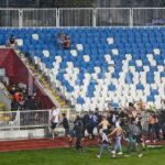 Pat edhe therje të tifozëve të Xhebrailave dhe ishte katrahurë në stadium, por FFK vendos t’ia falë gjysmën e dënimit Prishtinës