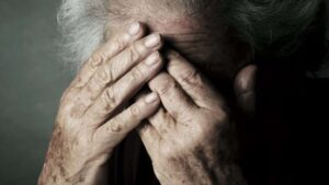 Mushtisht / “Kam me t’mytë krejt”, 76-vjeçarja denoncon nipin për dhunë e kërcënime