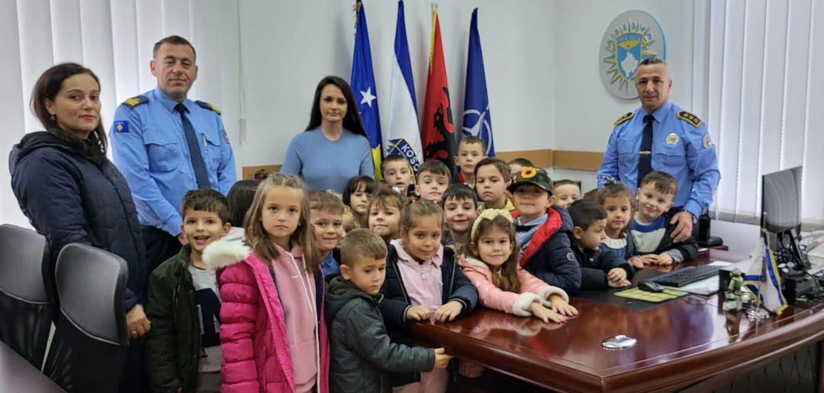 Policia e Suharekës priti për vizitë fëmijët e institucionit parashkollor “Fluturat”