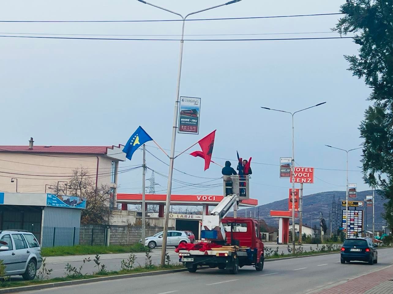 Festat e nëntorit, rrugët e Shirokës dhe Suharekës ‘mbushen’ me flamuj