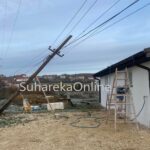 Banorët e një lagje në Bllacë thonë se po rrezikohen nga një shtyllë elektrike