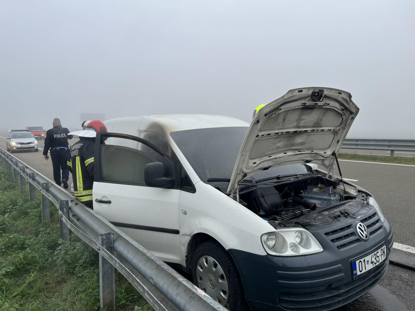 Përfshihet nga zjarri një veturë në autostradë Suharekë – Prizren