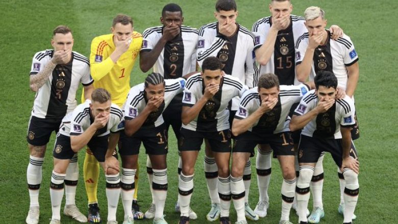 Lojtarët e Gjermanisë mbulojnë gojën në fotografinë para ndeshjes ndaj Japonisë, kjo është arsyeja
