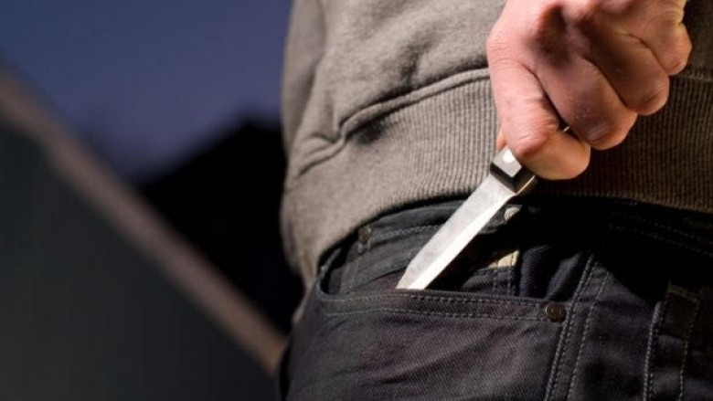 Burri në Suharekë kërcënon me thikë nënën dhe gruan pasi nuk i dhanë para