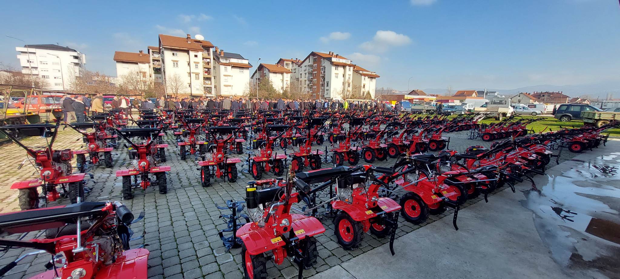 Drejtoria e Bujqësisë në Suharekë dhuron 159 motokultivator për bujqit e komunës