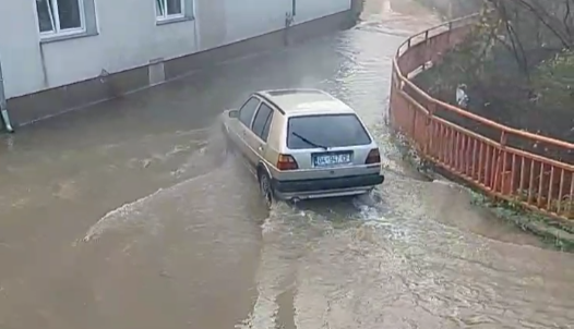 Reshjet e shiut, disa rrugë të fshatit Peqan përmbyten nga uji – Banorët kërkojnë intervenim nga komuna