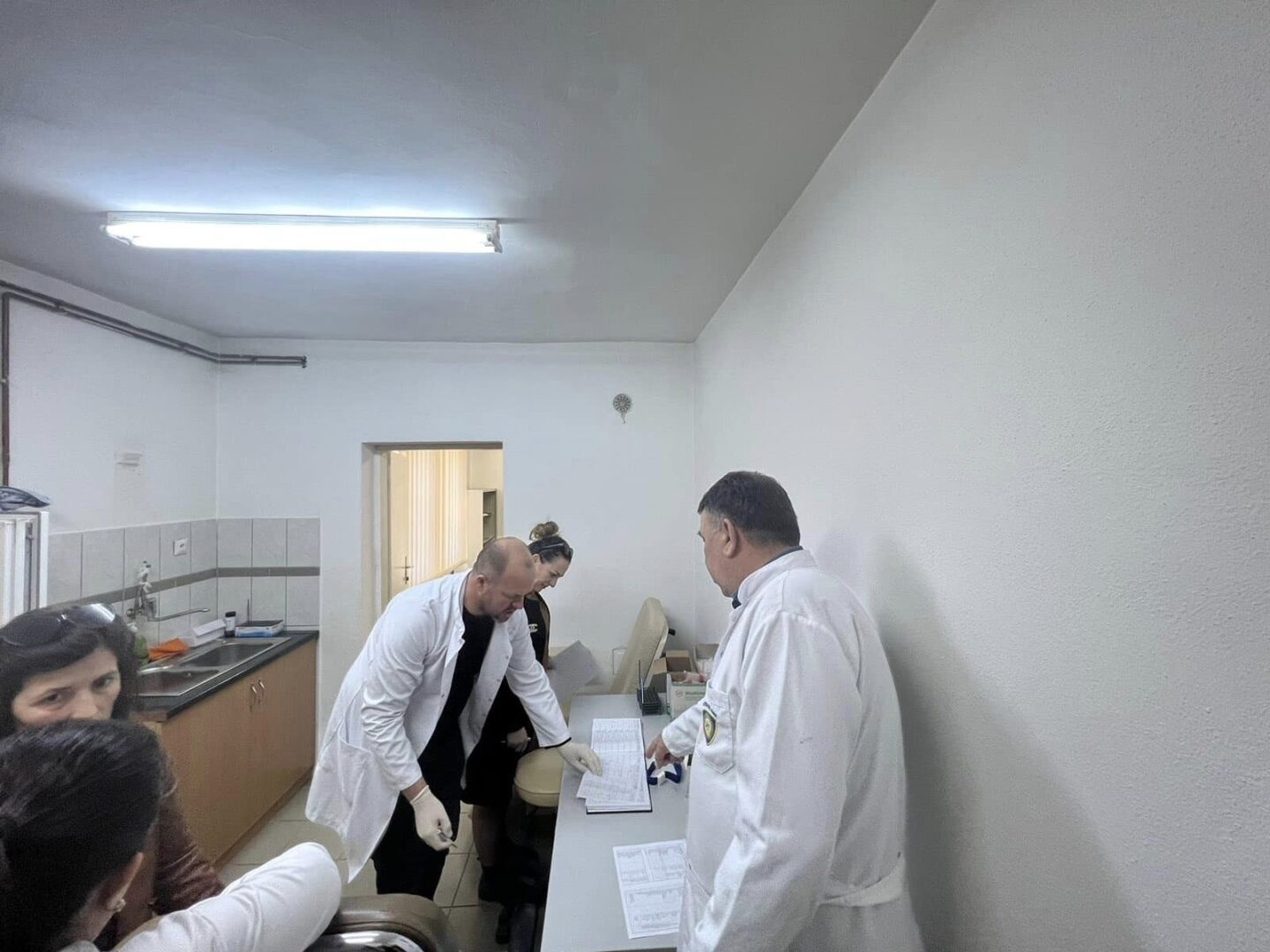 Orari i punës, furnizimi me barna, higjiena – Drejtoresha e Shëndetësisë viziton QMF-të dhe AMF-të në Suharekë