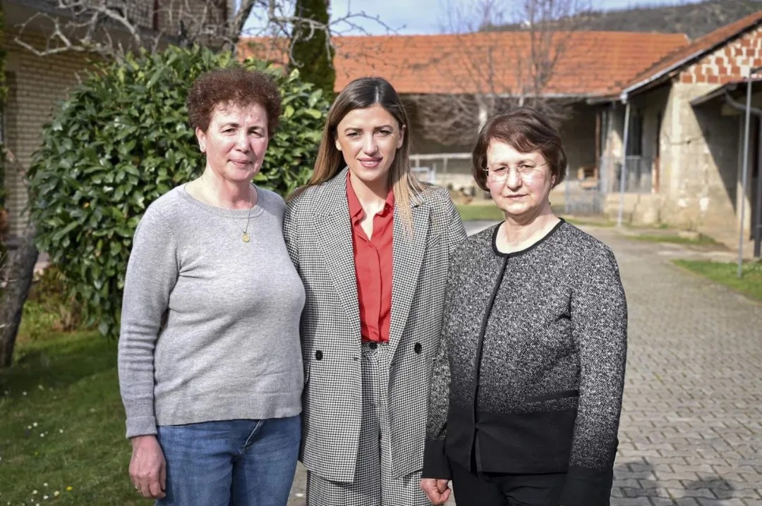 Albulena Haxhiu viziton të mbijetuarën e masakrës së familjës Berisha në Suharekë