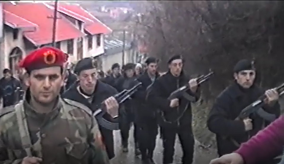 [VIDEO] 8 shkurt 1999, Komandant Milazim Kiqina i prin “Gardës së Nderit” të UÇK’së në fshatin Peqan
