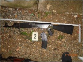 Policia e Kosovës arreston një 28 vjeçar në Prizren pasi i gjetën dy AK-47 dhe 20 fishekë