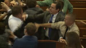 Akuza e fyerje, si eskaloi situata në Kuvendin e Kosovës ku përfundoi me përleshje mes deputetëve