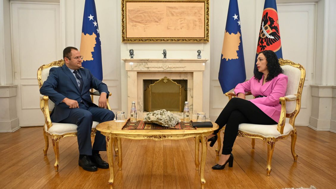 Vjosa Osmani dekreton guvernatorin e ri të Bankës Qendrore të Kosovës