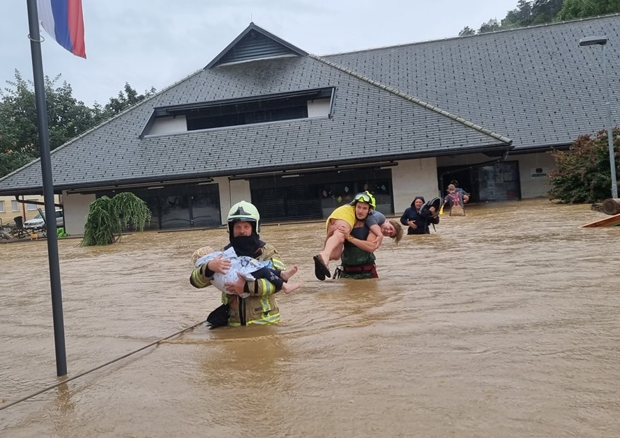 [FOTO] Përmbytjet në Slloveni, raportohet për 4 të vdekur, 5 holandezë të zhdukur dhe dëme katastrofike